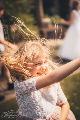 Spielendes fröhliches Kind mit langen Haaren in der Bewegung - Familienfotograf Brüggen Stephan Sohn